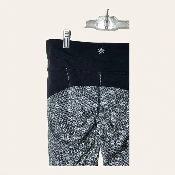 0677. ATHLETA CROPPED‎ LEGGINGS SIZE SMALL BLACK AND WHITE IN COLOR - Picture 9 of 10